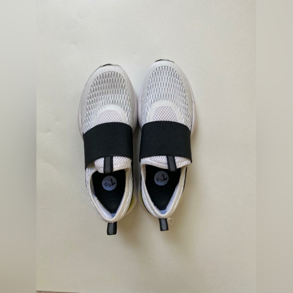 SOREL KINETIC IMPACT STRAP LIGHTWEIGHT BLACK AND WHITE WOMEN'S SNEAKERS SIZE 7.5
